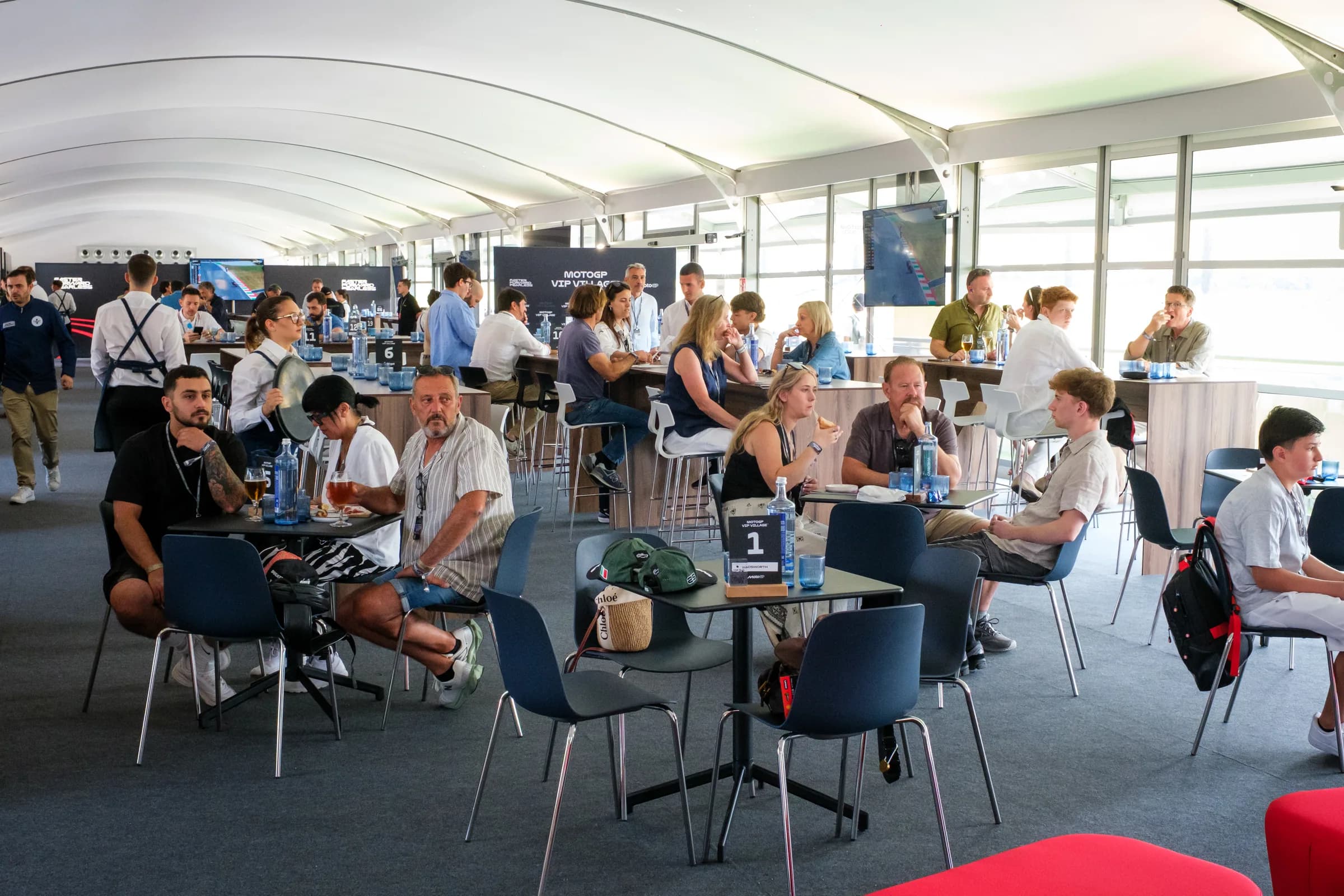Gäste im VIP Village mit Blick auf die Strecke